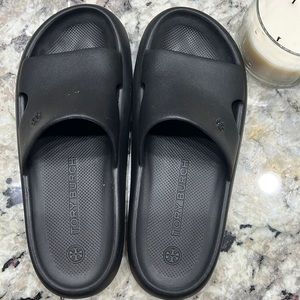 Tory Burch Shower Slides
embossed-logo flat slides shower rubber sandals size 10